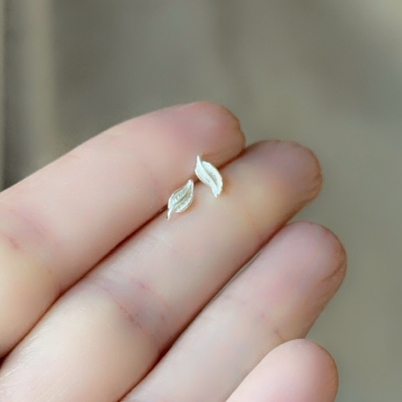 Sterling Silver Leaves Ear Stud - Picture 5 of 11